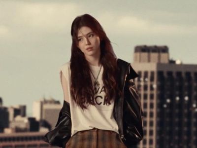 7 Gaya Han So Hee Jadi Pacar Jungkook BTS di MV Seven, Cantik Diterpa Hujan