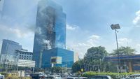 Potret K-Link Tower Kebakaran, Asap Hitam Membubung