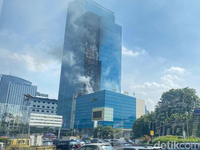Potret K-Link Tower Kebakaran, Asap Hitam Membubung