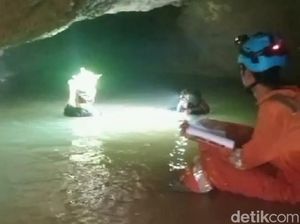 Gua Misterius Dialiri Air Sangat Jernih Ditemukan di Tambang Kapur Tuban Gua Misterius Dialiri Air Sangat Jernih Ditemukan di Tambang Kapur Tuban