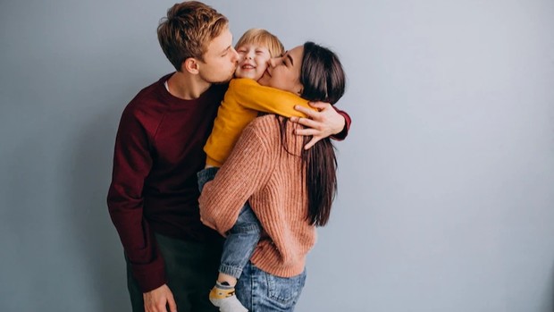 Ilustrasi/Foto: Freepik.com/senivpetro Cara membesarkan anak yang sehat secara emosional