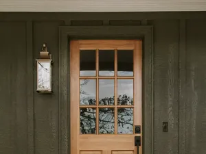 Begini Cara Atasi Pintu Kayu Berjamur di Musim Hujan