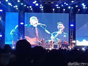 Gegap Gempita Konser Iwan Fals di HUT ke-455 Madiun, Teriakan Oi Menggema Gegap Gempita Konser Iwan Fals di HUT ke-455 Madiun, Teriakan Oi Menggema