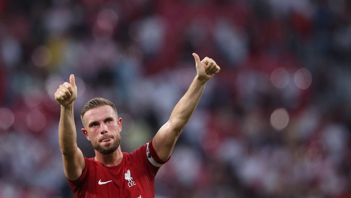 Liverpools English midfielder Jordan Henderson gestures during the friendly football match between German first division Bundesliga club RB Leipzig and Liverpool FC in Leipzig, eastern Germany, on July 21, 2022. (Photo by Ronny HARTMANN / AFP)
