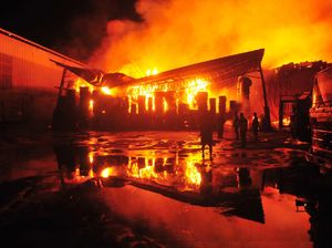 Kebakaran Besar Melanda Pabrik Kertas di Kudus