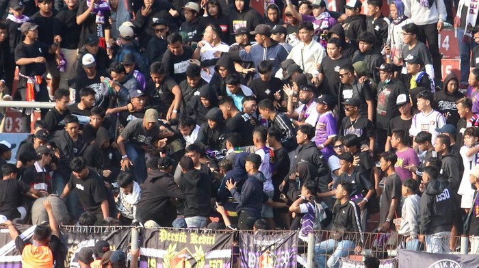 Sejumlah suporter terlibat kericuhan saat pertandingan Liga 1 Persik Kediri melawan Arema FC di Stadion Brawijaya, Kota Kediri, Jawa Timur, Sabtu (15/7/2023). Pertandingan Liga 1 di kandang Persik Kediri yang dilarang dihadiri oleh suporter Arema FC tersebut diwarnai kericuhan antarsuporter. ANTARA FOTO/Prasetia Fauzani/nym.