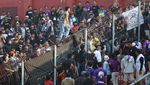 Laga Persik Kediri Vs Arema FC Diwarnai Kericuhan Suporter