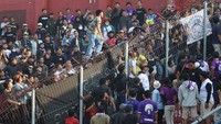 Sejumlah suporter terlibat kericuhan saat pertandingan Liga 1 Persik Kediri melawan Arema FC di Stadion Brawijaya, Kota Kediri, Jawa Timur, Sabtu (15/7/2023). 