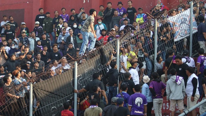 Sejumlah suporter terlibat kericuhan saat pertandingan Liga 1 Persik Kediri melawan Arema FC di Stadion Brawijaya, Kota Kediri, Jawa Timur, Sabtu (15/7/2023). Pertandingan Liga 1 di kandang Persik Kediri yang dilarang dihadiri oleh suporter Arema FC tersebut diwarnai kericuhan antarsuporter. ANTARA FOTO/Prasetia Fauzani/nym.