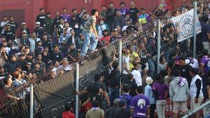 Laga Persik Kediri Vs Arema FC Diwarnai Kericuhan Suporter