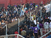 Laga Persik Kediri Vs Arema FC Diwarnai Kericuhan Suporter