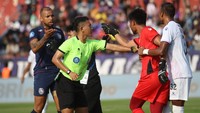 Pesepak bola Persik Kediri Rohit Chand (kanan) dan kiper Kartika Ajie (kedua kanan) bersitegang dengan pesepak bola Arema Fc Gustavo Almeida Dos Santos (kiri) pada pertandingan Liga 1 di Stadion Brawijaya, Kota Kediri, Jawa Timur, Sabtu (15/7/2023). 