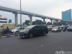 Kebakaran K-Link Tower Jaksel Padam, Lalin di Jl Gatsu Kembali Lancar