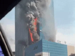 Penampakan Kobaran Api Lalap K-Link Tower Jaksel Penampakan Kobaran Api Lalap K-Link Tower Jaksel