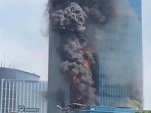 Awal Mula Api Lahap K-Link Tower yang Bikin 3 Orang Luka Bakar Awal Mula Api Lahap K-Link Tower yang Bikin 3 Orang Luka Bakar