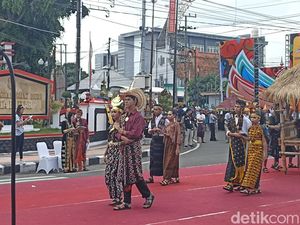 Atraksi Seni Budaya di Karpet Merah BEN Carnival Pukau Warga Blitar Atraksi Seni Budaya di Karpet Merah BEN Carnival Pukau Warga Blitar