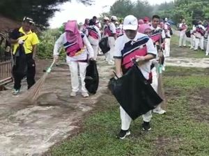 Ramai-ramai Jaksa Pungut Sampah di Pantai Panjang Bengkulu, Terkumpul 1 Truk