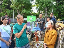 Bagi-bagi Sembako, Sandiaga Dicurhati soal Harga Bahan Pokok