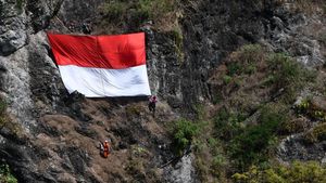Sang Merah Putih Berkibar di Tebing Lereng Wilis