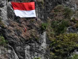 Sang Merah Putih Berkibar di Tebing Lereng Wilis