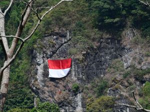 Jatim Rayakan HUT ke-80 RI dengan Pengibaran Merah Putih di Puncak Arjuno Jatim Rayakan HUT ke-80 RI dengan Pengibaran Merah Putih di Puncak Arjuno