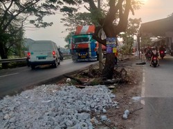 Waduh! Ada Tenda Hajatan di Tengah Jalan, Lalin Kalimalang Tersendat