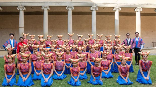 TRCC mengenakan pakaian adat Sumatera Barat ketika tampil di kompetisi paduan suara Leonardo Da Vinci International Choral Festival di Kota Firenze, Italia, Jumat (14/7).