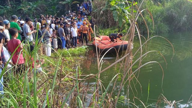 Tiga pria tenggelam di danau kuari Cigudeg, Bogor, ditemukan tewas pada Jumat (15/7/2023) siang. Ketiganya tewas saat menjalani ritual pengobatan.