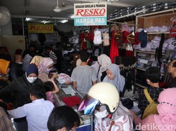 Toko Perlengkapan Sekolah di Bandung Diserbu Pembeli Jelang Tahun Ajaran Baru