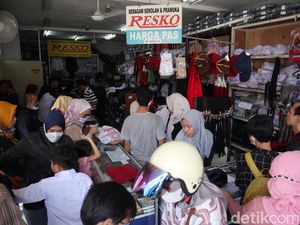Toko Perlengkapan Sekolah di Bandung Diserbu Pembeli Jelang Tahun Ajaran Baru Toko Perlengkapan Sekolah di Bandung Diserbu Pembeli Jelang Tahun Ajaran Baru