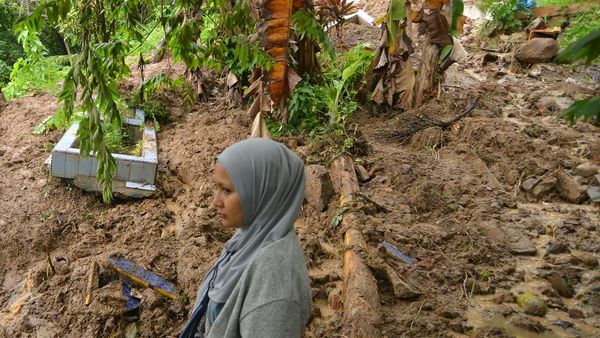 TPU di Padang Dihantam Longsor, Sejumlah Mayat Keluar dari Kuburan