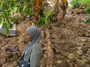 TPU di Padang Dihantam Longsor, Sejumlah Mayat Keluar dari Kuburan TPU di Padang Dihantam Longsor, Sejumlah Mayat Keluar dari Kuburan