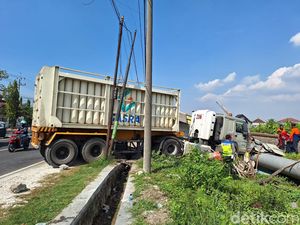 Truk Tabrak Warung di Lamongan gegara Hindari Mobil Melambat Mendadak