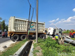 Truk Tabrak Warung di Lamongan gegara Hindari Mobil Melambat Mendadak