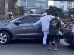 Viral Aksi Pengantin Pria Ngamuk Hingga Tendang Mobil di Jaksel