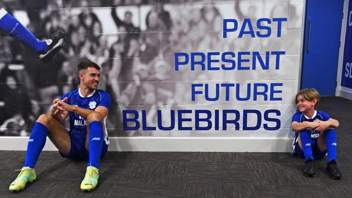 Aaron Ramsey bersama sang anak gabung Cardiff City.