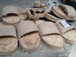 Uniknya Sandal dari Tongkol Jagung Bikinan Ngargosari Kulon Progo Uniknya Sandal dari Tongkol Jagung Bikinan Ngargosari Kulon Progo