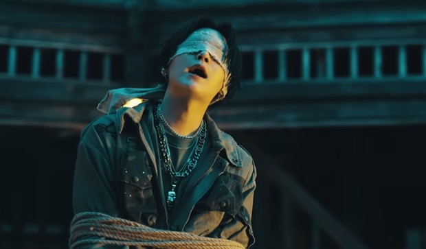 Agust D alias Suga berperan sebagai dua tokoh sekaligus di MV Daechwita/Foto: YouTube/HYBE LABELS