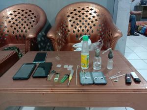 Oknum Pimpinan Media di Bandar Lampung Ditangkap Saat Pesta Sabu Oknum Pimpinan Media di Bandar Lampung Ditangkap Saat Pesta Sabu