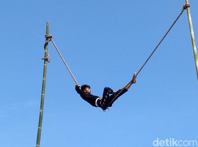 Seni Ekstrem Sunda Lais yang Bikin Penonton Sport Jantung