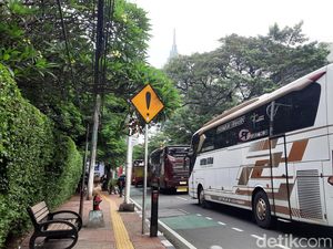 Bus Bawa Kader NasDem ke GBK, Lalin di Sekitar Senayan Macet Bus Bawa Kader NasDem ke GBK, Lalin di Sekitar Senayan Macet