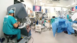 Canggih! Dokter Ini Berinovasi di Dunia Bedah Kosmetik Pakai Robot Lho