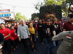 Safari Politik ke Ngawi, Ganjar Disambut Warga-Penampilan Seni Reog