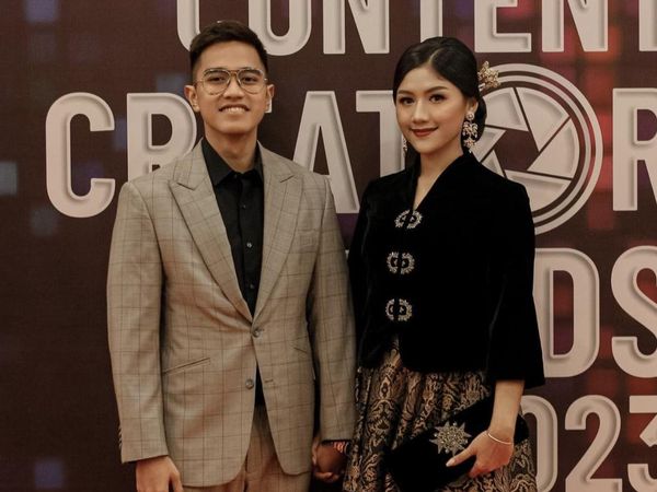 6 Gaya Anggun Erina Gudono Dampingi Kaesang Terima Penghargaan di Podium