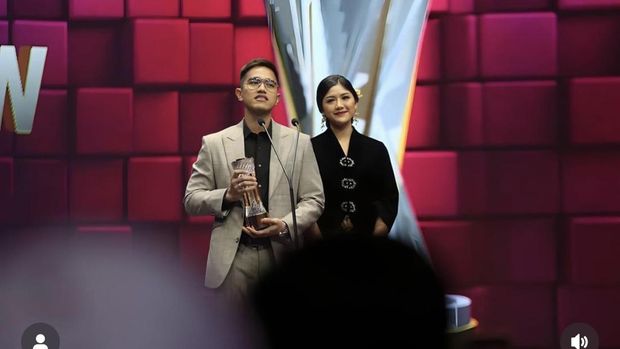 Gaya Erina Gudono mendampingi Kaesang di Video Content Creator Awards 2023