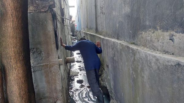 Potret Got yang Jadi Satu-satunya Akses ke Rumah Terhimpit Hotel di Bekasi