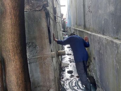 Potret Got yang Jadi Satu-satunya Akses ke Rumah Terhimpit Hotel di Bekasi