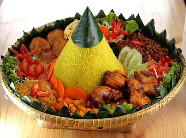 Hidangan nasi tumpeng/foto:pinterest Hidangan nasi tumpeng.