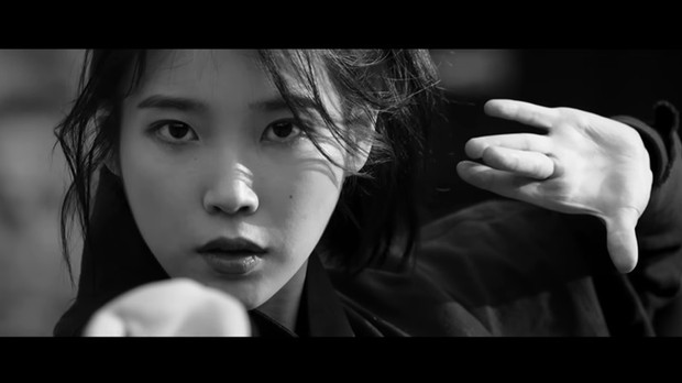 IU melawan Jin Seo Yeon di MV Lovedrunk milik Epik High/Foto: YouTube/OFFICIAL EPIK HIGH