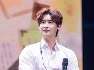 8 Foto Lee Jong Suk Fanmeeting di Jakarta, Bikin Histeris Saat Buka Jas 8 Foto Lee Jong Suk Fanmeeting di Jakarta, Bikin Histeris Saat Buka Jas